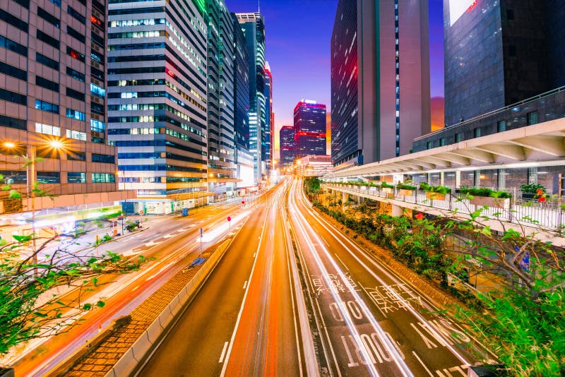 Byggnad och trafik i Hongkong vid solnedgången royaltyfri foto Byggnad och trafik i Hongkong vid solnedgången royaltyfri foto
