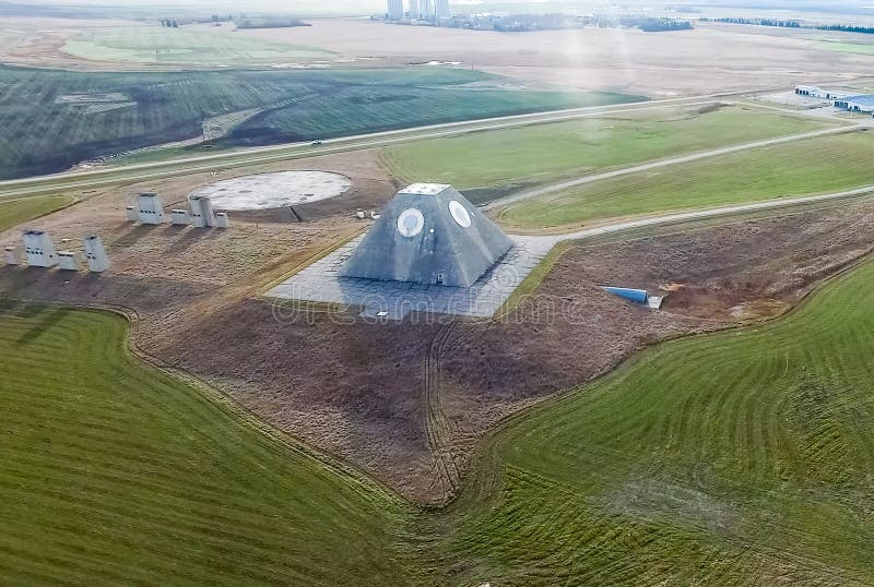 Byggnaden av radioradar i form av en pyramid på militärbas Pyramid för missilplatsradar i norr Nekoma arkivfoton Byggnaden av radioradar i form av en pyramid på militärbas Pyramid för missilplatsradar i norr Nekoma arkivfoton