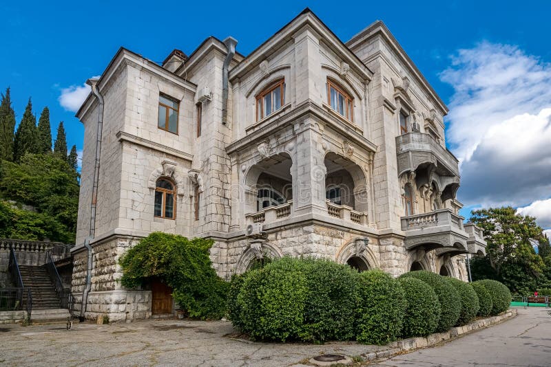 Byggnader av den Livadia slotten i Yalta, Krim royaltyfri fotografi Byggnader av den Livadia slotten i Yalta, Krim royaltyfri fotografi