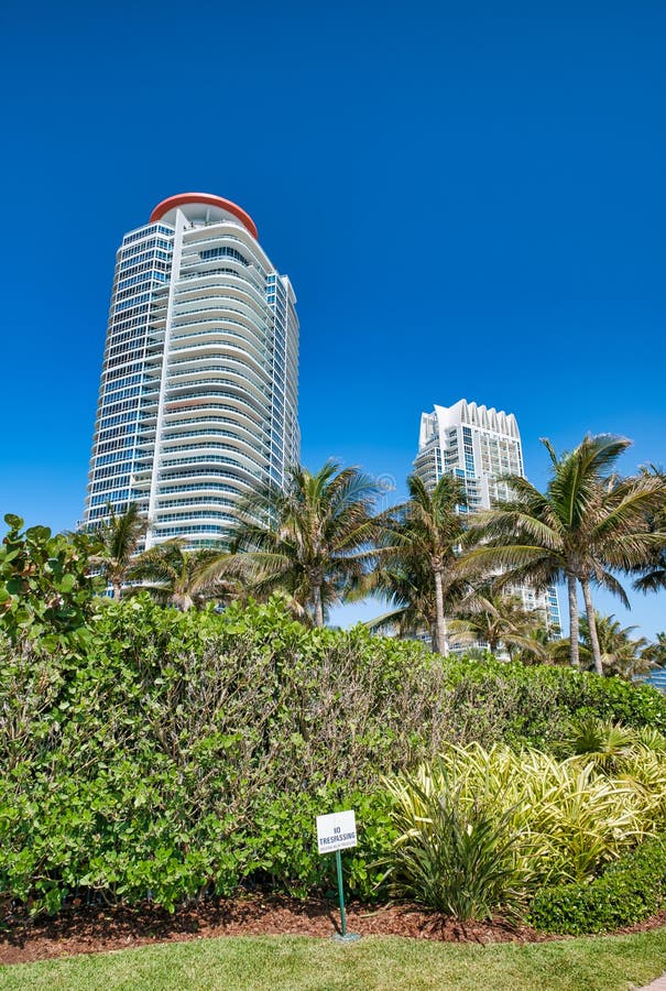 Byggnader och träd i södra Pointe parkerar, Miami Beach arkivbild Byggnader och träd i södra Pointe parkerar, Miami Beach arkivbild