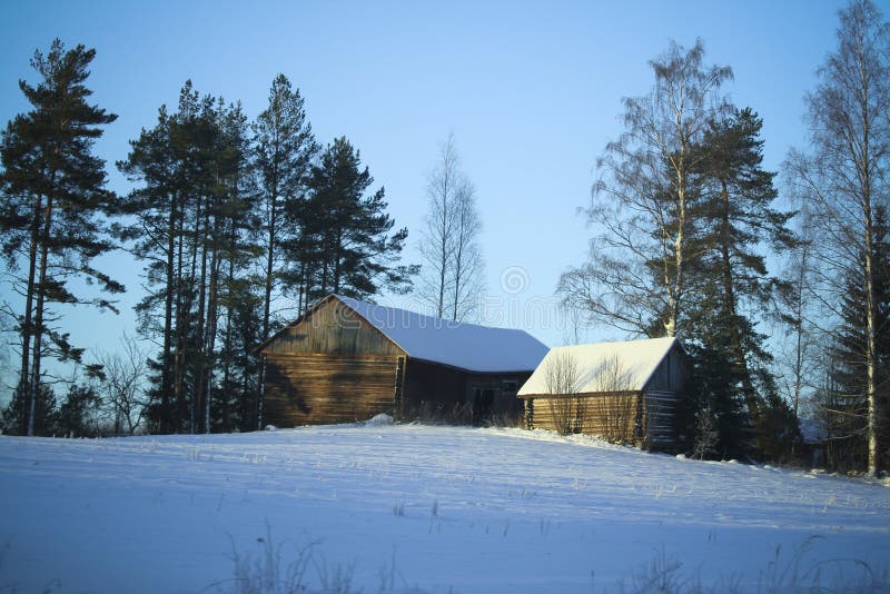 Byggnader snow under den träbyvintern royaltyfri bild