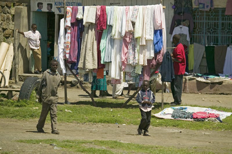 Byinställning med tvätterit på linje i stora Rift Valley, nära Nairobi, Kenya, Afrika royaltyfria bilder Byinställning med tvätterit på linje i stora Rift Valley, nära Nairobi, Kenya, Afrika royaltyfria bilder