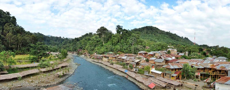 Byn av Bukit Lawang i Sumatra, Indonesien