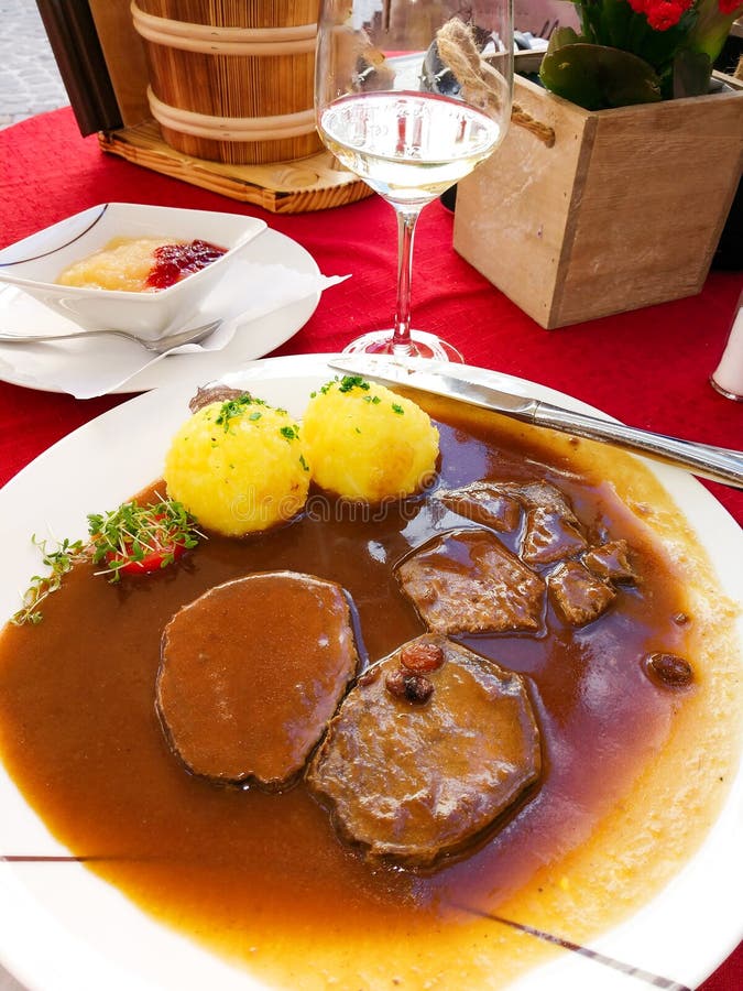 Bávaro Schweinebraten e Spaetzle, Jantar alemão em torrada de porco imagem de stock royalty free Bávaro Schweinebraten e Spaetzle, Jantar alemão em torrada de porco imagem de stock royalty free