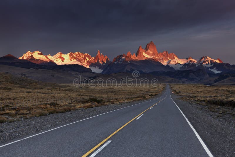 Bâti Fitz Roy au lever de soleil photos libres de droits Bâti Fitz Roy au lever de soleil photos libres de droits