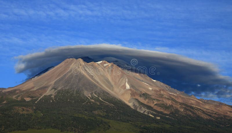 Bâti Shasta et nuages lenticulaires photo libre de droits Bâti Shasta et nuages lenticulaires photo libre de droits