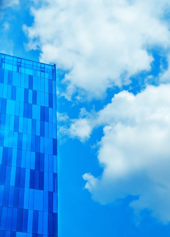 Bâtiment ayant beaucoup d'étages moderne contre les nuages de ciel image stock Bâtiment ayant beaucoup d'étages moderne contre les nuages de ciel image stock