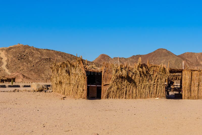 Bâtiment bédouin des brindilles de paume dans un désert pas loin de ville de Hurghada, Egypte images stock Bâtiment bédouin des brindilles de paume dans un désert pas loin de ville de Hurghada, Egypte images stock