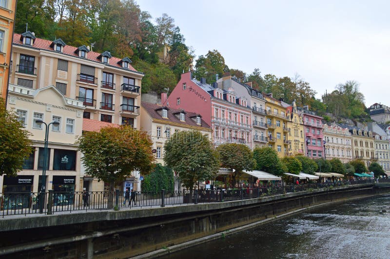 Bâtiment coloré typique de terrasse sur la rivière Tepla dans la République Tchèque de Karlovy Vary photos stock Bâtiment coloré typique de terrasse sur la rivière Tepla dans la République Tchèque de Karlovy Vary photos stock