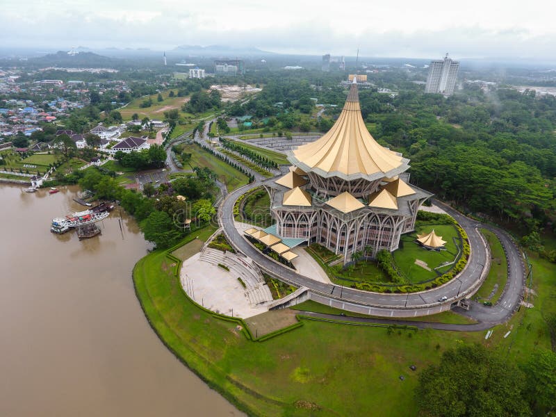 Bâtiment d'Assemblée législative d'état de Sarawak dans Kuching, Sarawak, Malaisie photographie stock Bâtiment d'Assemblée législative d'état de Sarawak dans Kuching, Sarawak, Malaisie photographie stock