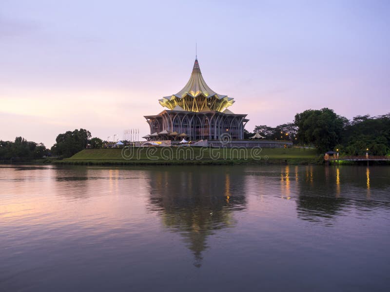Bâtiment d'Assemblée législative d'état de Sarawak, Kuching, Malaisie photographie stock Bâtiment d'Assemblée législative d'état de Sarawak, Kuching, Malaisie photographie stock