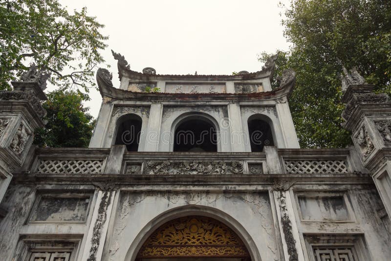 Bâtiment d'entrée principale du temple de la littérature - université nationale du ` s premier du Vietnam construite en 1070 image stock Bâtiment d'entrée principale du temple de la littérature - université nationale du ` s premier du Vietnam construite en 1070 image stock