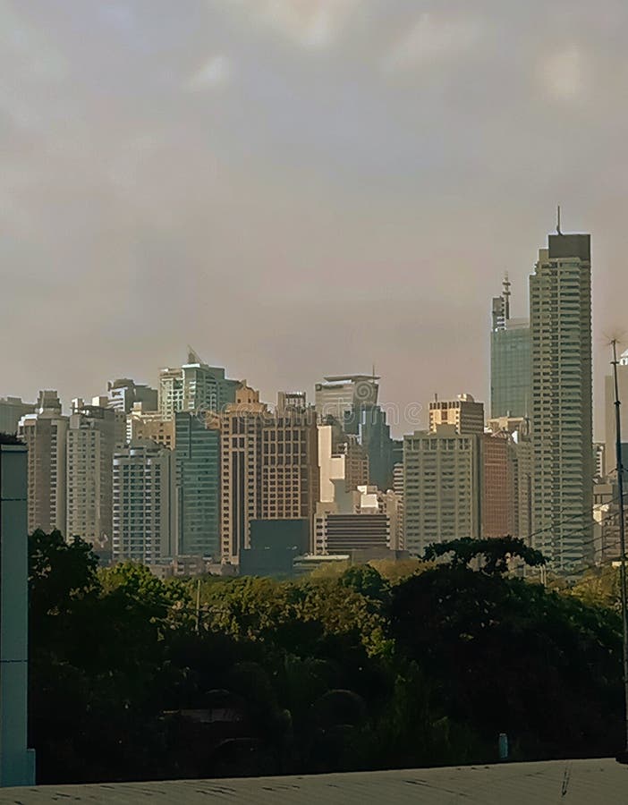 Bâtiment dans la ville urbanisée de Makati photographie stock libre de droits Bâtiment dans la ville urbanisée de Makati photographie stock libre de droits