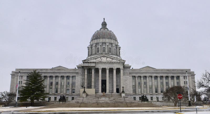 Bâtiment de capitol d'état du Missouri dans la neige en baisse photo stock Bâtiment de capitol d'état du Missouri dans la neige en baisse photo stock