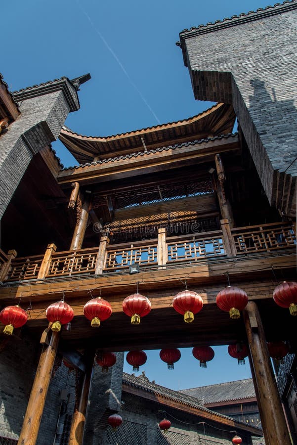 Bâtiment de chinois traditionnel sous le ciel bleu photos stock Bâtiment de chinois traditionnel sous le ciel bleu photos stock
