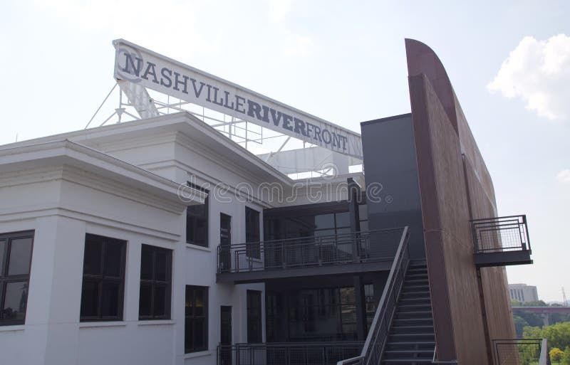 Bâtiment de façade d'une rivière de Nashville en parc Nashville du centre, TN de Cumberland image stock Bâtiment de façade d'une rivière de Nashville en parc Nashville du centre, TN de Cumberland image stock