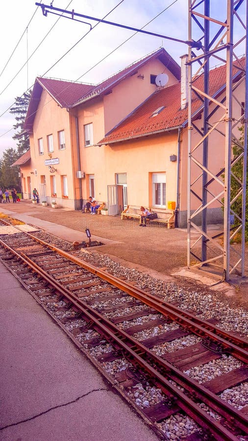 Bâtiment de gare ferroviaire en Nova Kapela, région de la Slavonie image stock Bâtiment de gare ferroviaire en Nova Kapela, région de la Slavonie image stock
