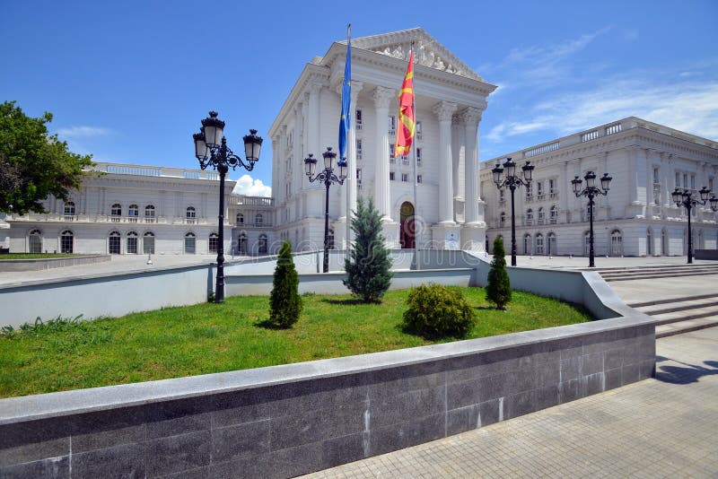 Bâtiment de gouvernement à Skopje, Macédoine du nord image stock Bâtiment de gouvernement à Skopje, Macédoine du nord image stock