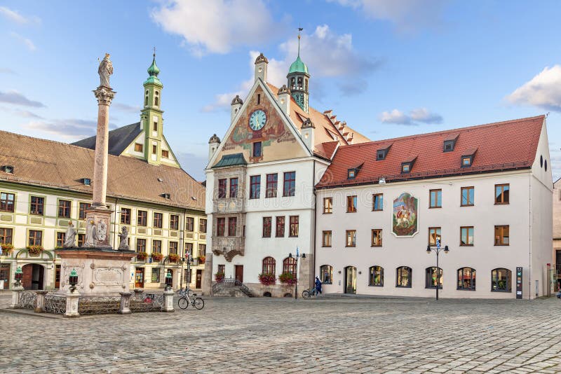 Bâtiment de hôtel de ville dans Freising, Allemagne images libres de droits Bâtiment de hôtel de ville dans Freising, Allemagne images libres de droits