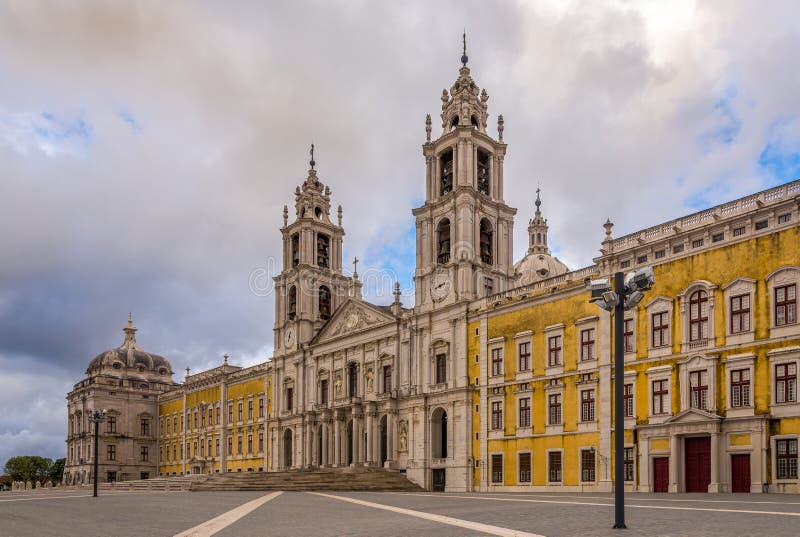 Bâtiment de palais national dans Mafra, Portugal image stock Bâtiment de palais national dans Mafra, Portugal image stock