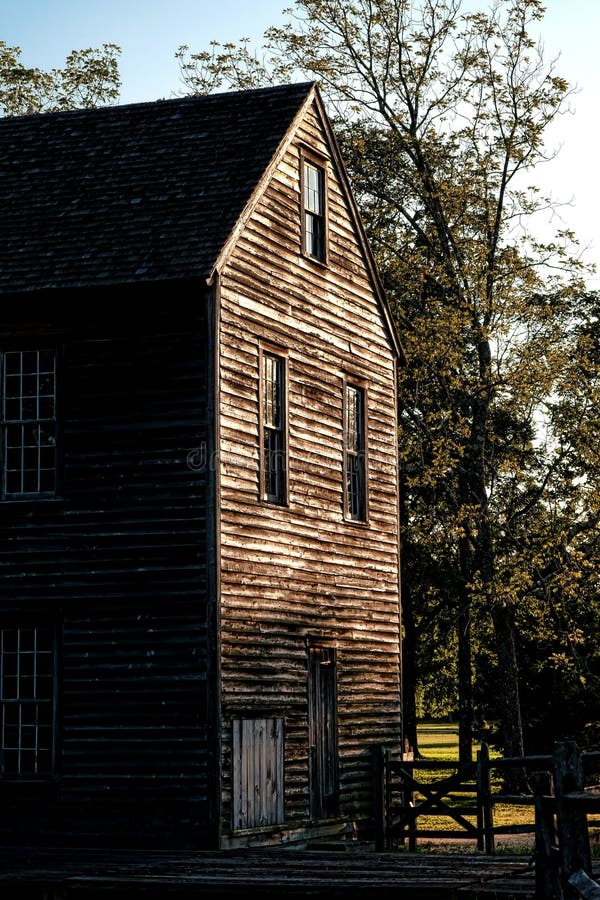 Bâtiment en bois de scierie historique dans le vieux village photos stock Bâtiment en bois de scierie historique dans le vieux village photos stock