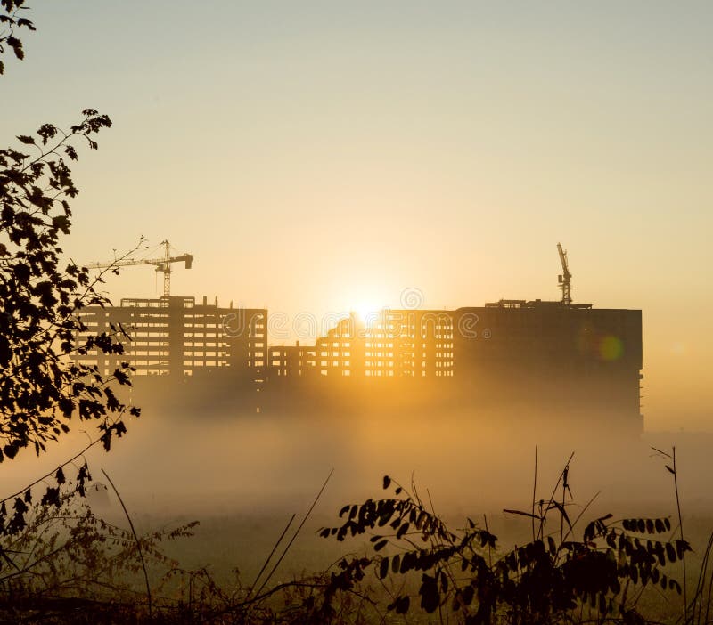 Bâtiment en brouillard photo stock Bâtiment en brouillard photo stock
