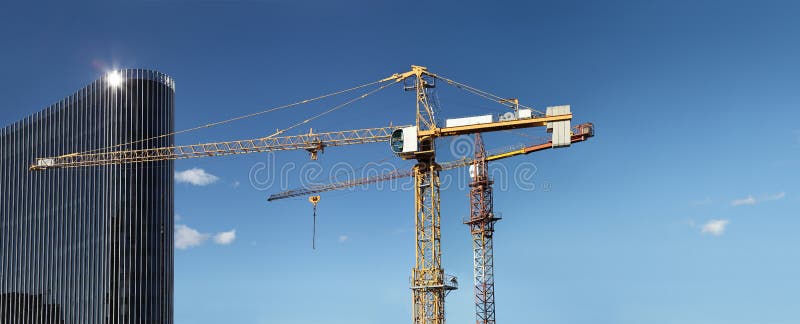 Bâtiment en construction de site avec le gratte-ciel de grue et en verre photographie stock libre de droits Bâtiment en construction de site avec le gratte-ciel de grue et en verre photographie stock libre de droits