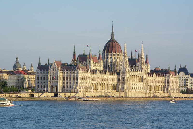 Bâtiment hongrois du Parlement au coucher du soleil, Budapest, Hongrie photo stock Bâtiment hongrois du Parlement au coucher du soleil, Budapest, Hongrie photo stock