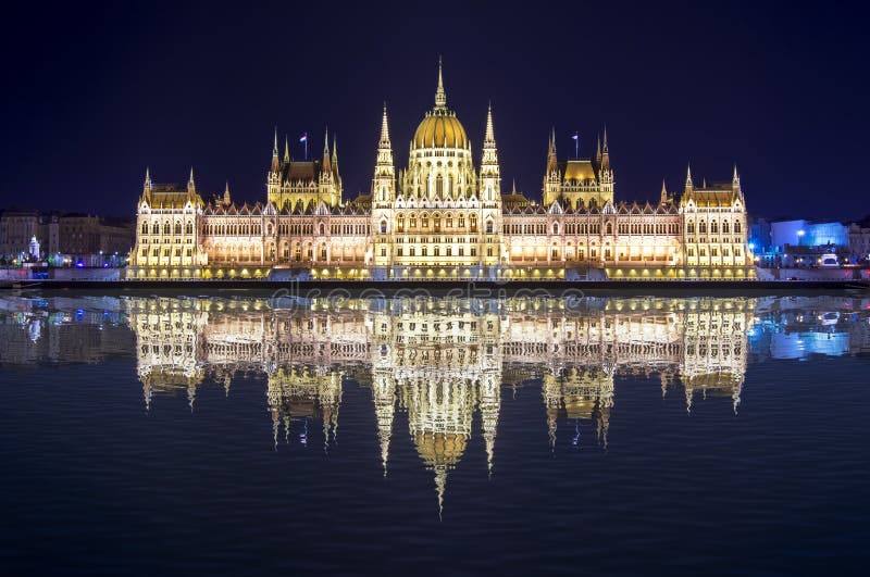 Bâtiment hongrois du Parlement la nuit avec la réflexion dans le Danube, Budapest, Hongrie