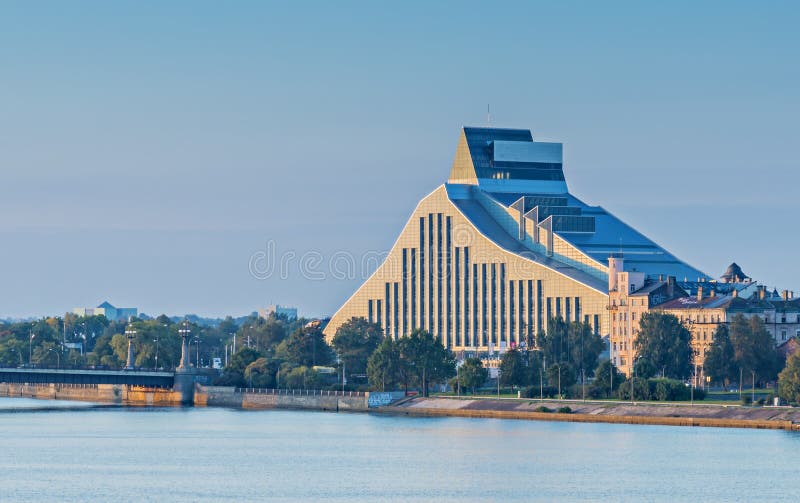 Bâtiment moderne de la Bibliothèque nationale à Riga images libres de droits Bâtiment moderne de la Bibliothèque nationale à Riga images libres de droits