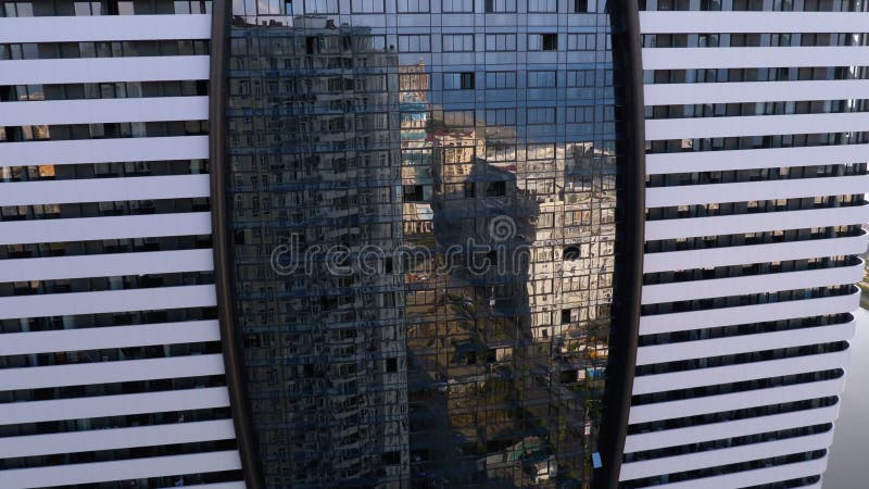 Bâtiment moderne et élégant de plusieurs étages avec de nombreuses fenêtres et de nombreux étages Réflexion de la ville dans les clips vidéos