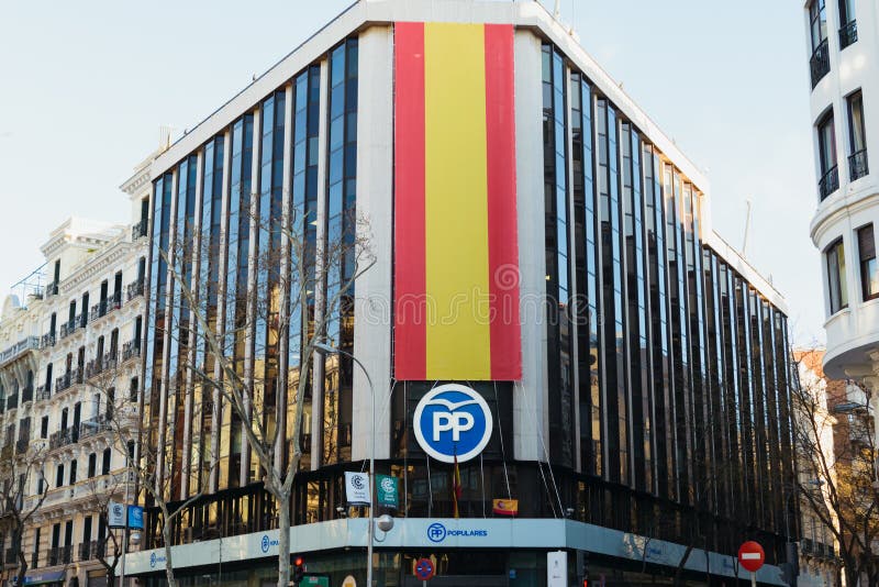 Bâtiment populaire de Partido chez GÃ©nova 13 et grand drapeau espagnol sur la façade Logo de pp