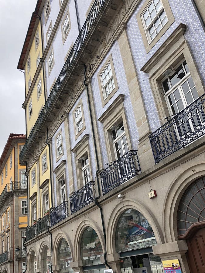 Bâtiments avec les tuiles portugaises sur les façades à Porto images stock Bâtiments avec les tuiles portugaises sur les façades à Porto images stock