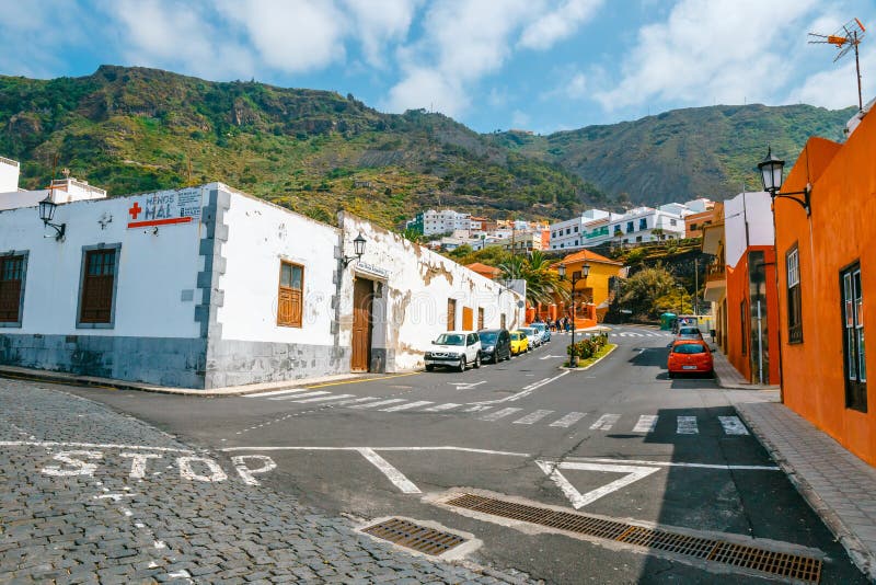 Bâtiments colorés sur les rues de Garachico, Ténérife, Îles Canaries, Espagne photographie stock Bâtiments colorés sur les rues de Garachico, Ténérife, Îles Canaries, Espagne photographie stock