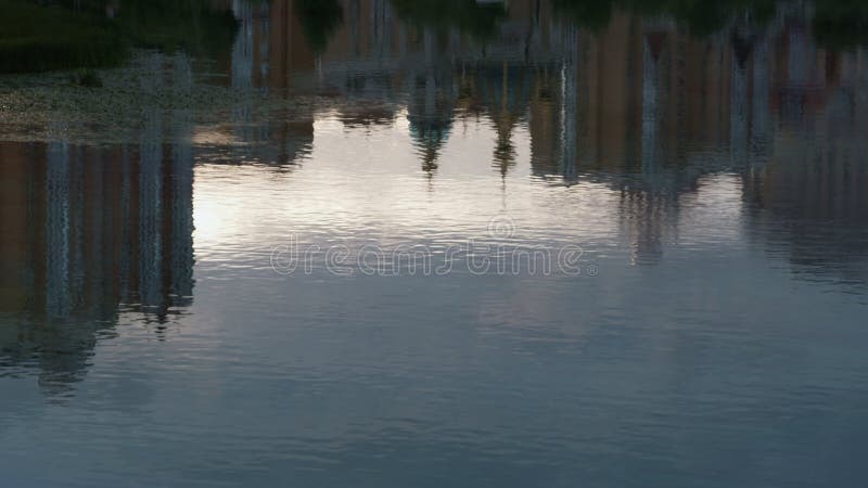 Bâtiments de la ville reflétant l'injection d'un drone d'eau. courant silencieux.