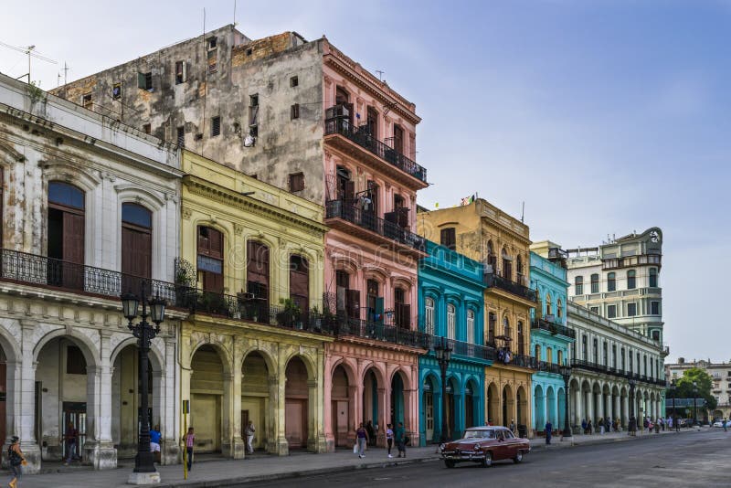 Bâtiments du Cuba sur la rue principale dans Havanna photo stock Bâtiments du Cuba sur la rue principale dans Havanna photo stock