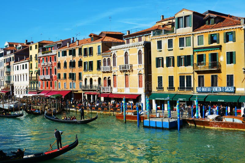 Bâtiments et gondoles historiques de pont de Rialto, Venise, Italie, l'Europe images libres de droits Bâtiments et gondoles historiques de pont de Rialto, Venise, Italie, l'Europe images libres de droits