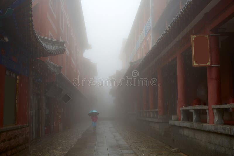 Bâtiments historiques du mont Tai sous la pluie, Shandong, Chine Bâtiments historiques du mont Tai sous la pluie, Shandong, Chine