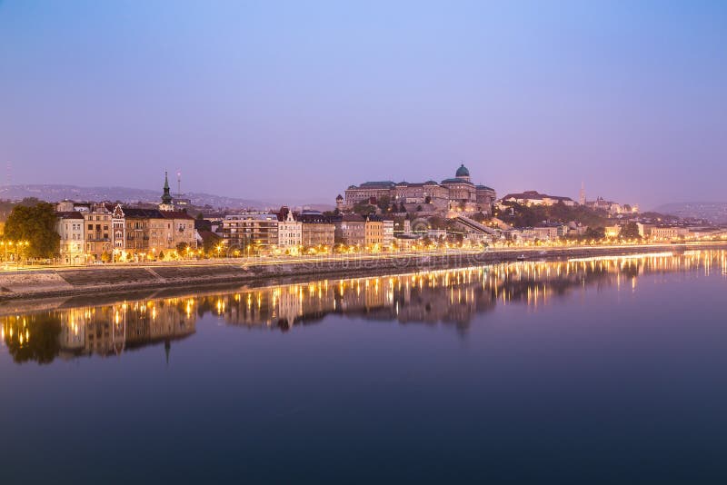 Bâtiments le long de la rivière Danube à Budapest dans le Mornin tôt photographie stock Bâtiments le long de la rivière Danube à Budapest dans le Mornin tôt photographie stock