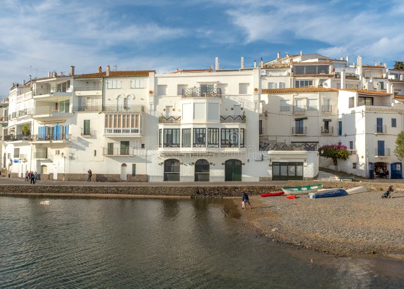 Bâtiments modernistes catalans à cadaques espagne. Cadaques espagne 25 février 2022 : vue sur les bâtiments modernistes catalans. photo prise en hiver avec des personnes méconnaissables marchant le long du bord de mer