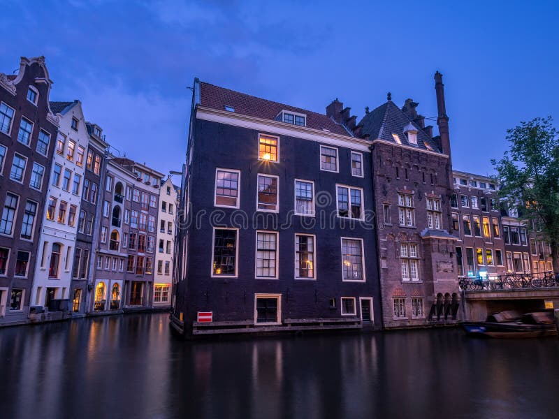 Bâtiments néerlandais de canal à Amsterdam image libre de droits Bâtiments néerlandais de canal à Amsterdam image libre de droits