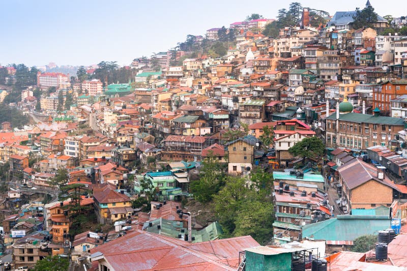 Bâtiments sur un flanc de montagne de Shimla au crépuscule image libre de droits Bâtiments sur un flanc de montagne de Shimla au crépuscule image libre de droits