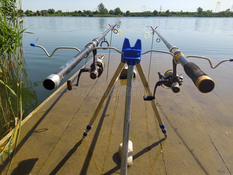 Bâtonnets sur le ponton du lac pour la pêche à la carpe