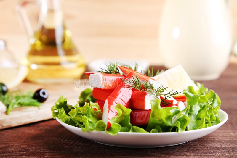 Bâtonnets de crabe et laitue photographie stock libre de droits