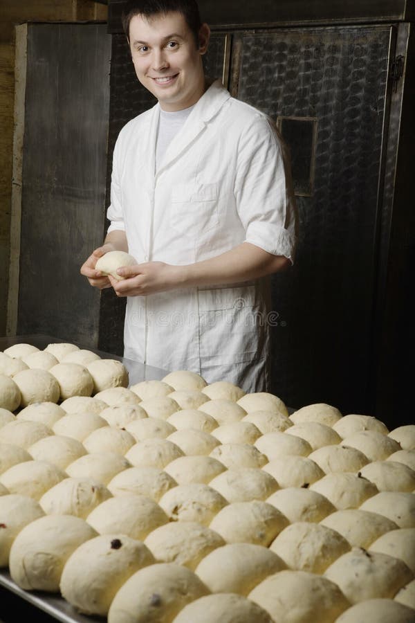 Bäcker-With Balls Of-Brot-Teig backfertig lizenzfreies stockbild Bäcker-With Balls Of-Brot-Teig backfertig lizenzfreies stockbild