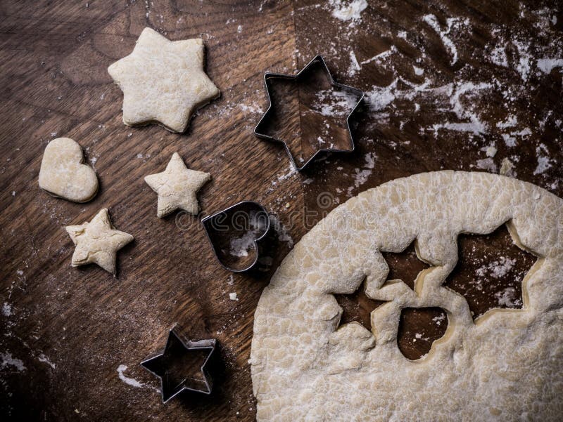 Bäckerei-Plätzchenteig mit Ausschnittform auf Küchentisch lizenzfreie stockfotos Bäckerei-Plätzchenteig mit Ausschnittform auf Küchentisch lizenzfreie stockfotos