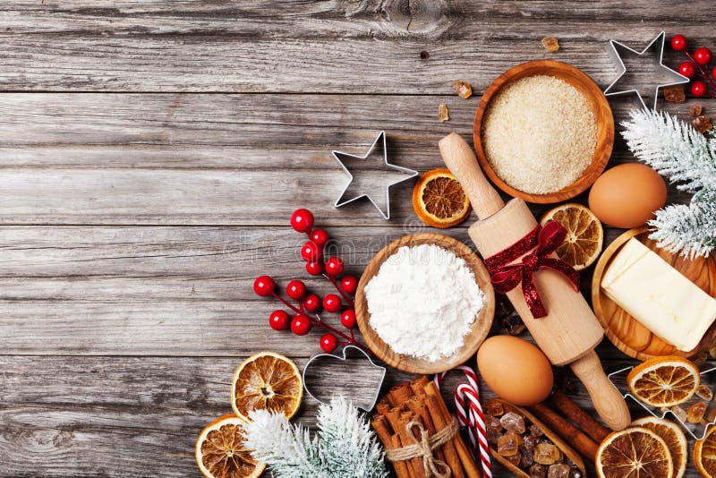 Bäckereihintergrund mit den Bestandteilen für das Kochen des Weihnachtsbackens verziert mit Tannenbaum Bemehlen Sie, brauner Zuck