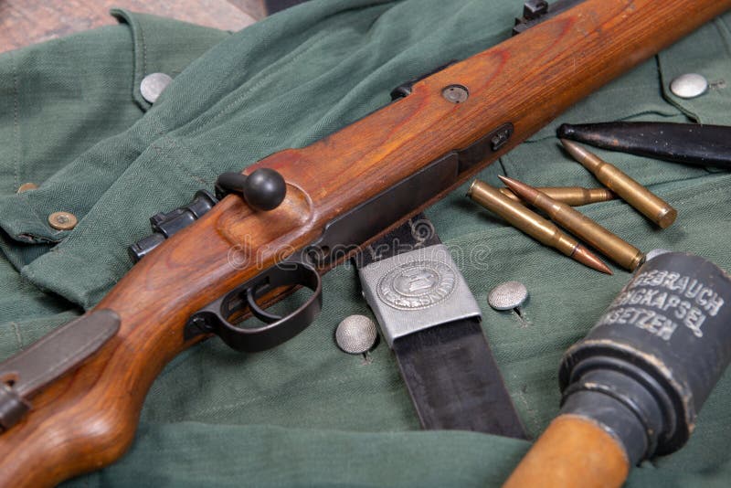 Bälte, granat och gevär av den tyska soldaten i omslag det andra världskriget royaltyfri foto Bälte, granat och gevär av den tyska soldaten i omslag det andra världskriget royaltyfri foto