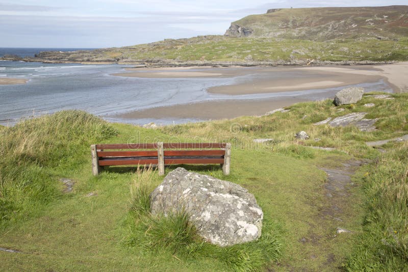 Bänk på den Glencolumbkille stranden; Donegal arkivbilder Bänk på den Glencolumbkille stranden; Donegal arkivbilder