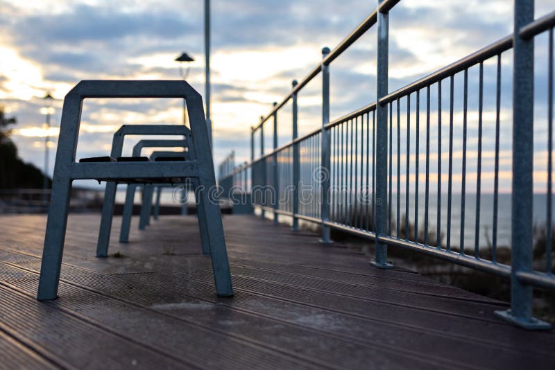 Bänkar på stranden på baltisk strand arkivbild